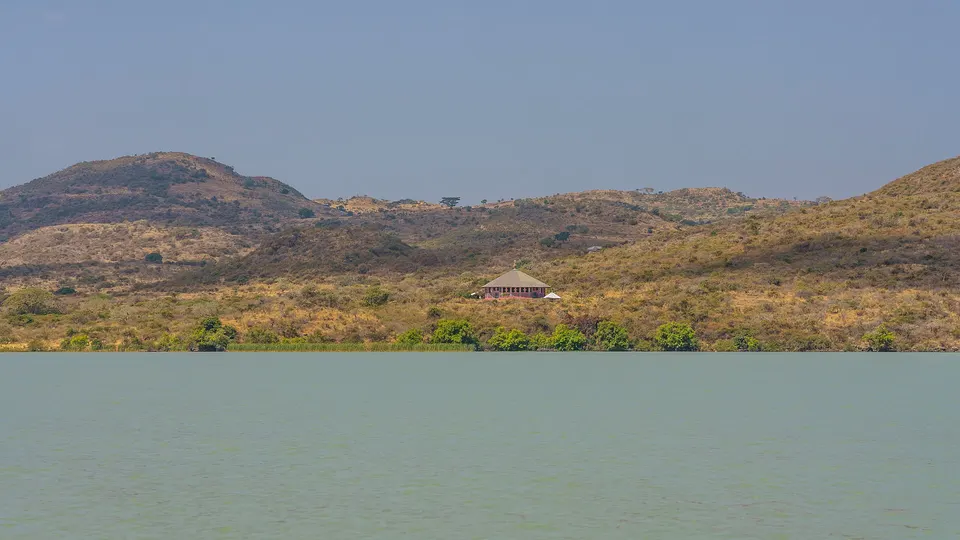 Costa serena del lago Tana cerca del histórico monasterio de Debre Sina en Gorgora.