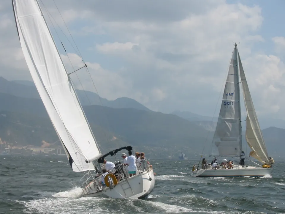 Regata de veleros en la bahía de Kingston, Jamaica.