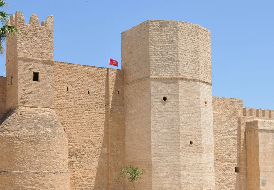 Torre vigía y almenas del histórico Ribat islámico de Monastir fundado en 796.