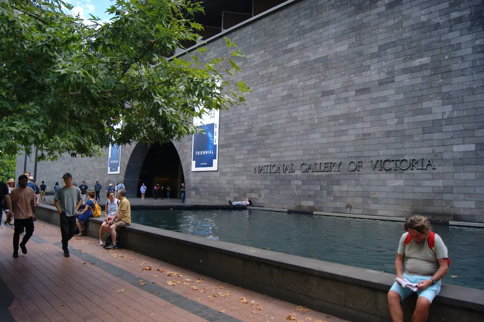 Gran sala y techo de vidrieras policromadas en la National Gallery of Victoria (NGV) de Melbourne.