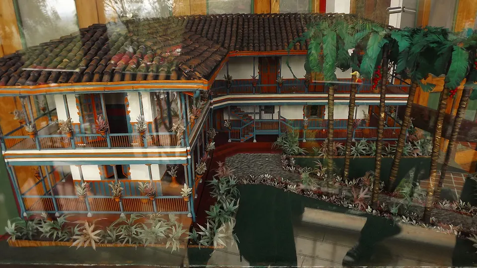 Cafetal tradicional en terrazas montañosas con granos maduros de café arábica listos para la cosecha