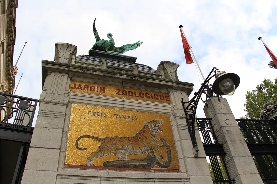 Entrada histórica del Zoo de Amberes, junto a la Estación Central, uno de los zoológicos más antiguos del mundo.
