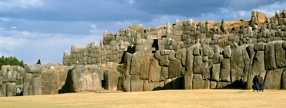 Mural ciclópeo de bloques megalíticos de piedra caliza en el complejo arqueológico de Sacsayhuamán