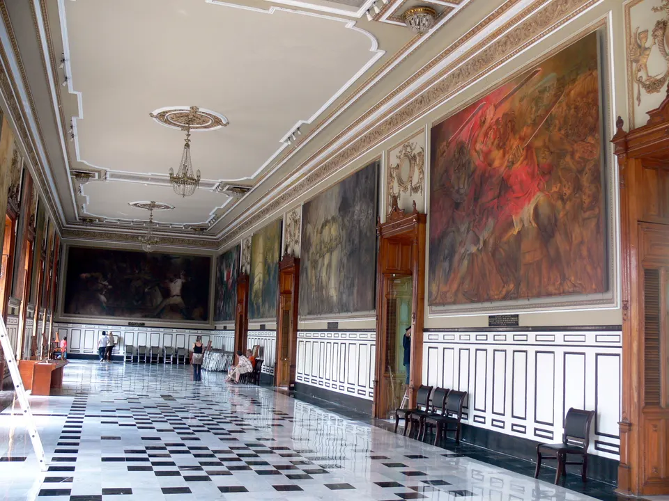 Salón de la Historia del Palacio de Gobierno de Yucatán con murales de Fernando Castro Pacheco.
