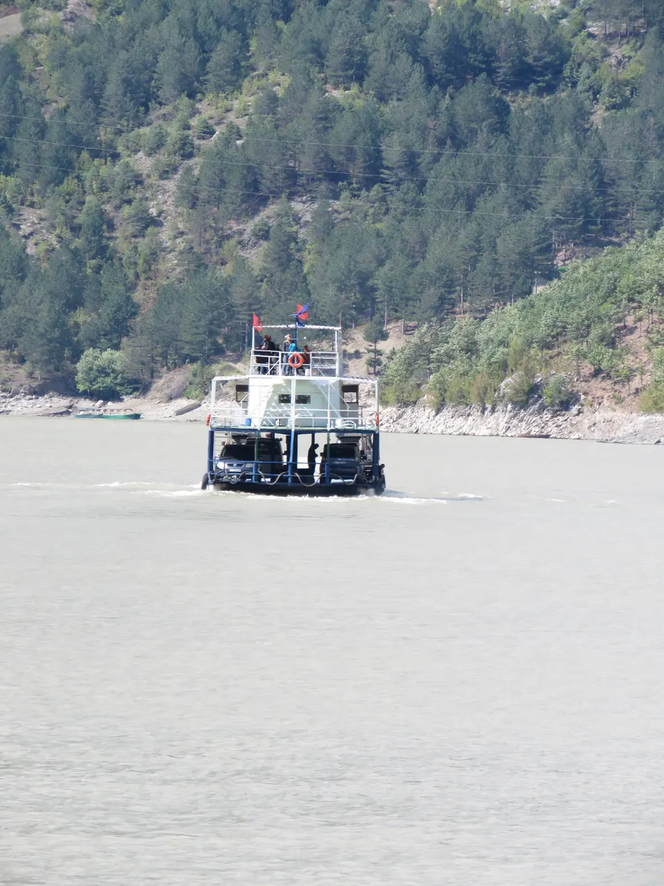 Los acantilados del lago de Koman vistos desde el ferry.