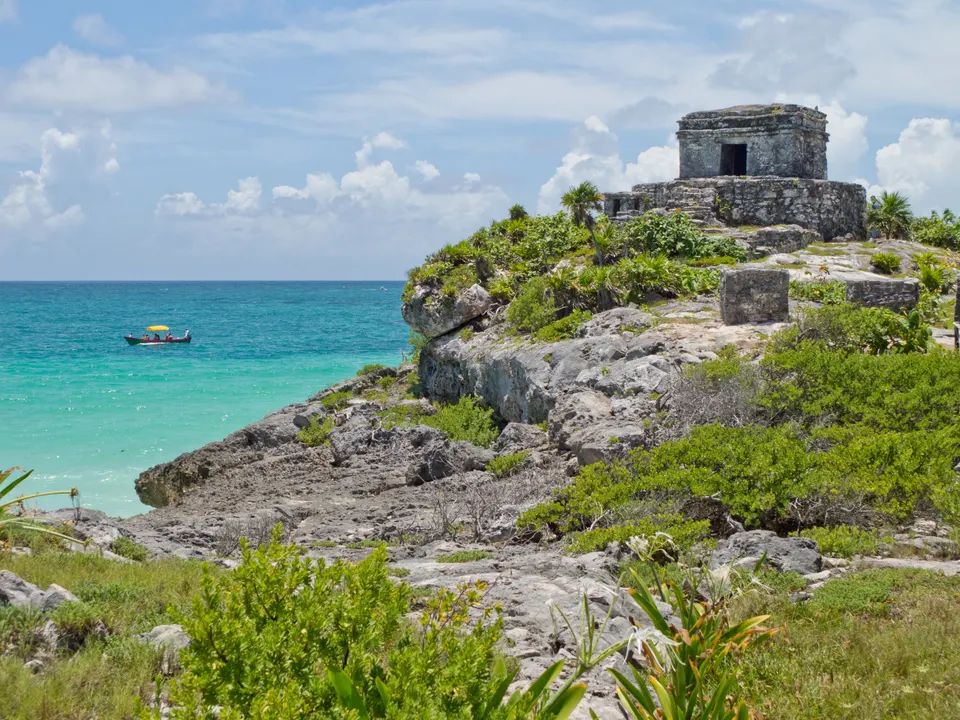 Sendero costero y arquitectura eco-chic en la zona hotelera de Tulum.