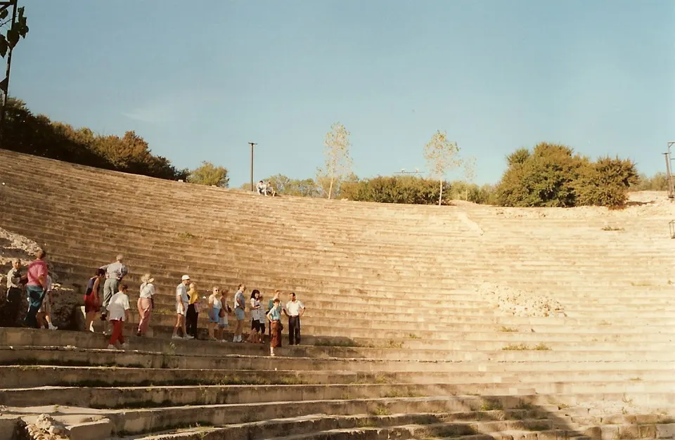 Graderío semicircular del Teatro Romano de Cartago con vistas al golfo.