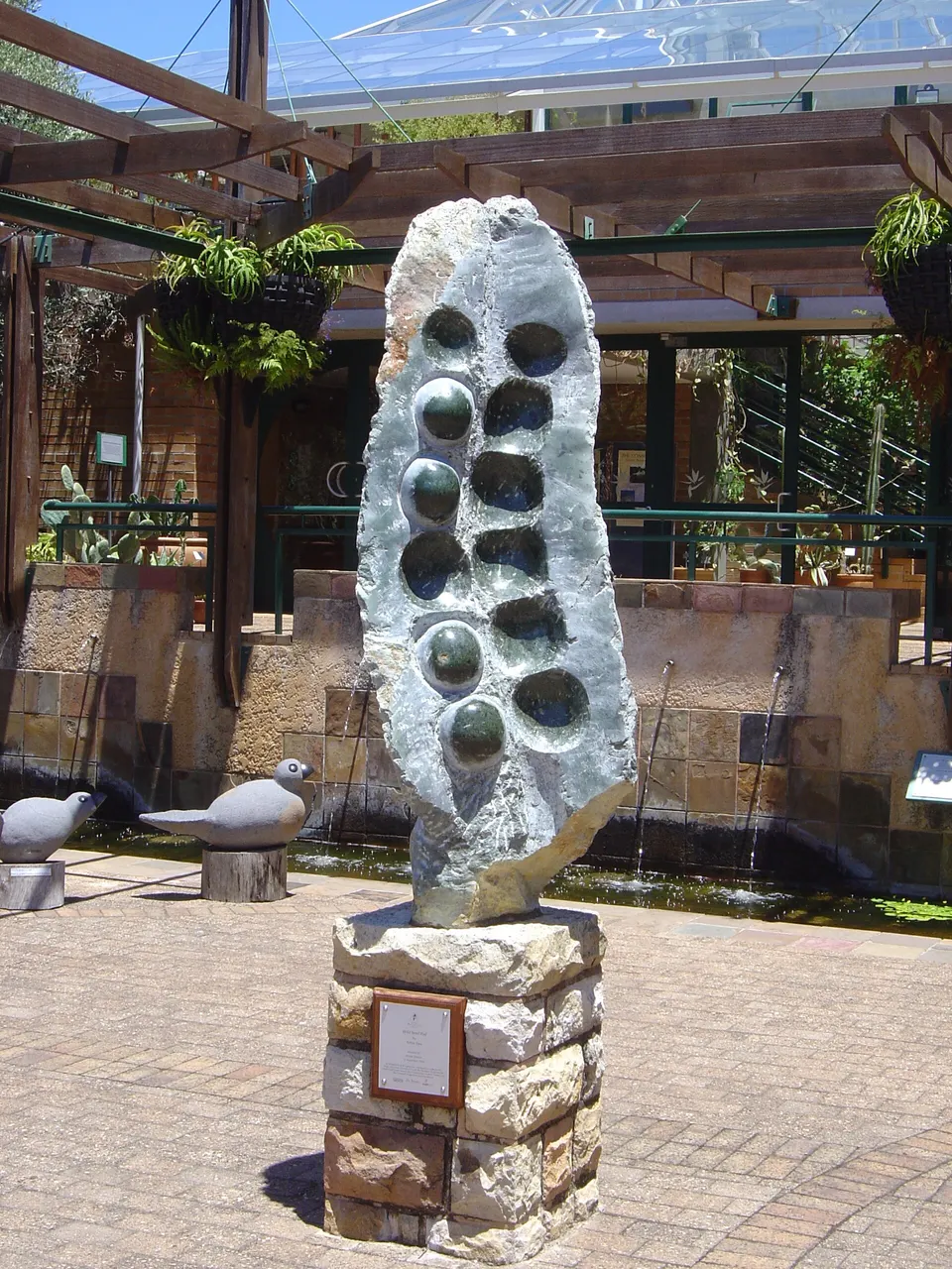 Esculturas monumentales de piedra shona integradas en el jardín botánico del parque Chapungu.