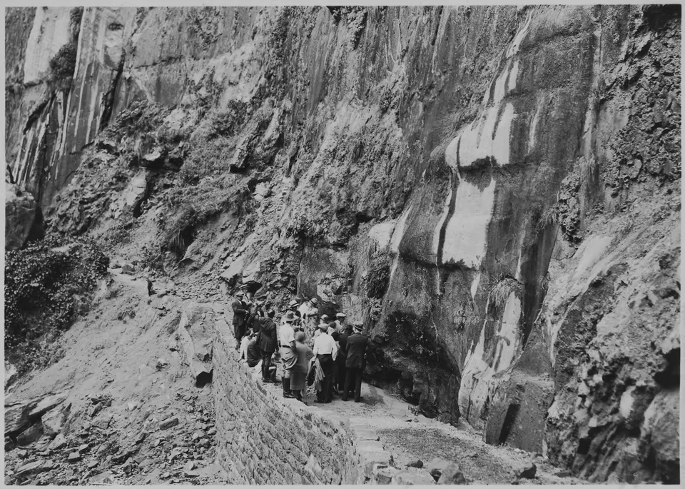 Grupo de excursionistas con guía profesional recorriendo un paraje histórico y natural.