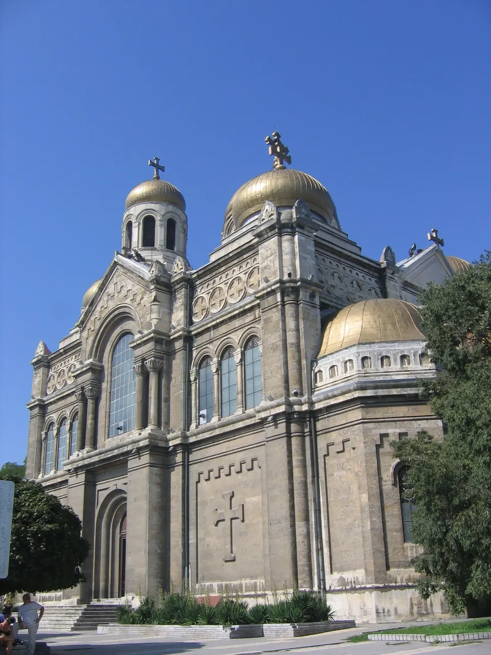 Fachada de sillería y cúpulas doradas de la Catedral de la Dormición de la Theotokos en Varna.