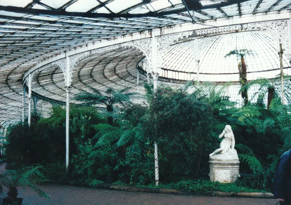 El Kibble Palace, invernadero victoriano de hierro y vidrio en el Jardín Botánico de Glasgow.