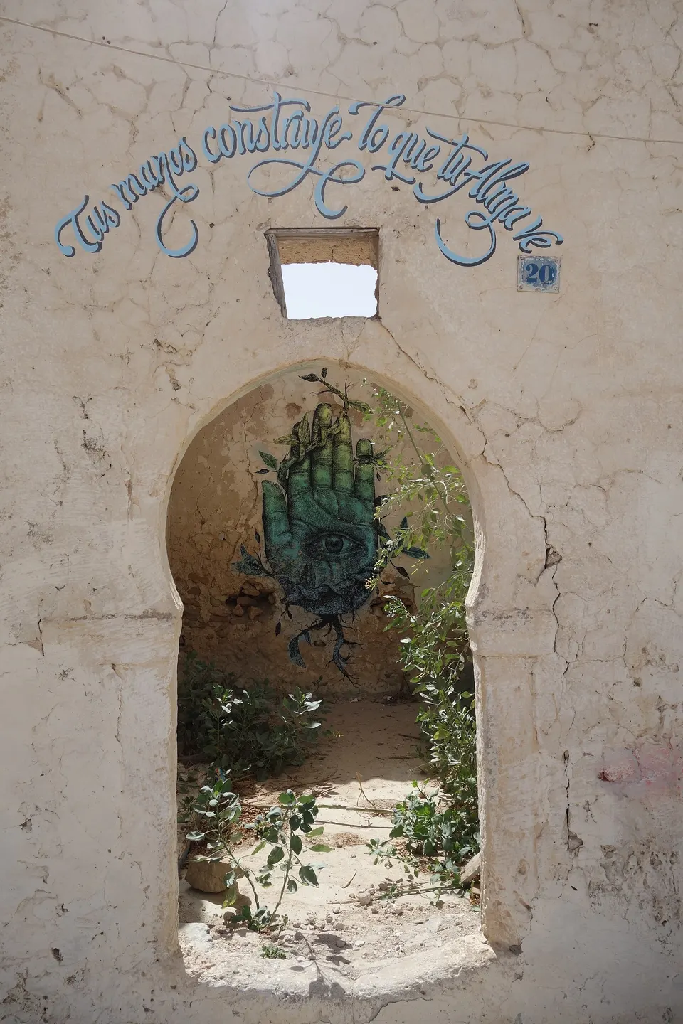Mural artístico contemporáneo pintado sobre las paredes encaladas de Erriadh en Djerbahood.