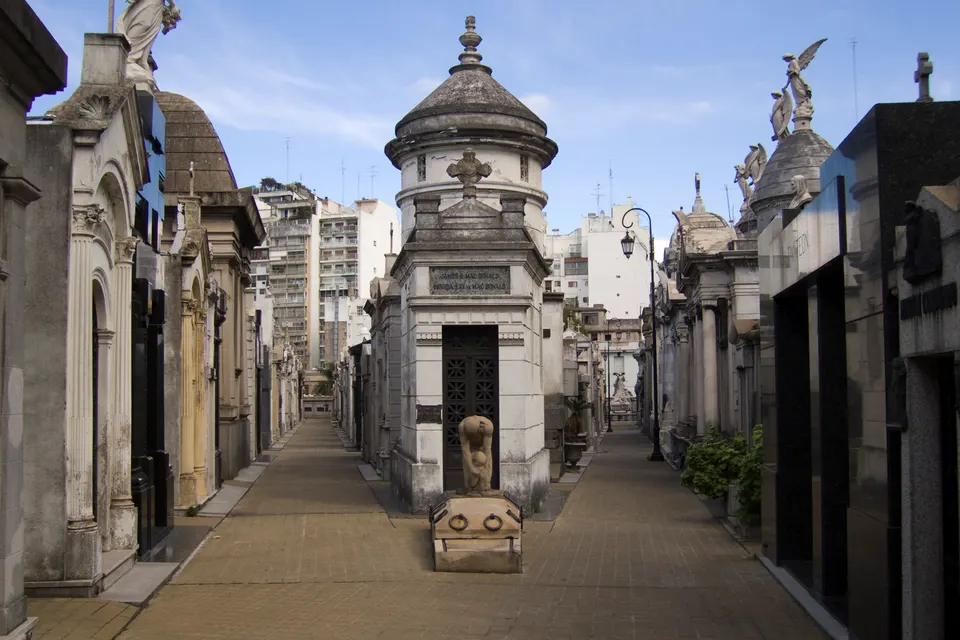 Callejones y mausoleos históricos de mármol y bronce en el Cementerio de la Recoleta, Buenos Aires.