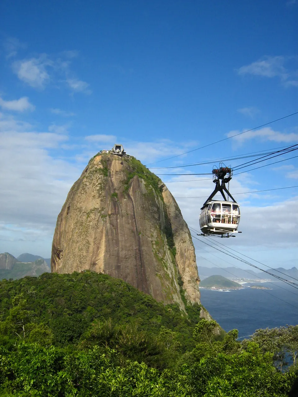 Teleférico del Bondinho ascendiendo hacia la cumbre del Morro Pan de Azúcar en Río de Janeiro.