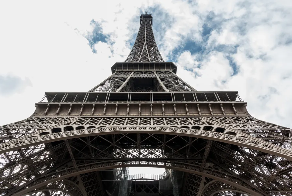 Vista completa de la Torre Eiffel desde el Champ de Mars.
