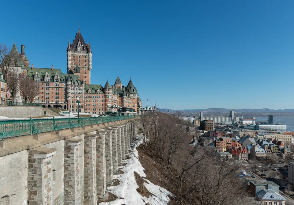 El emblemático Château Frontenac dominando la ciudad amurallada de Quebec.