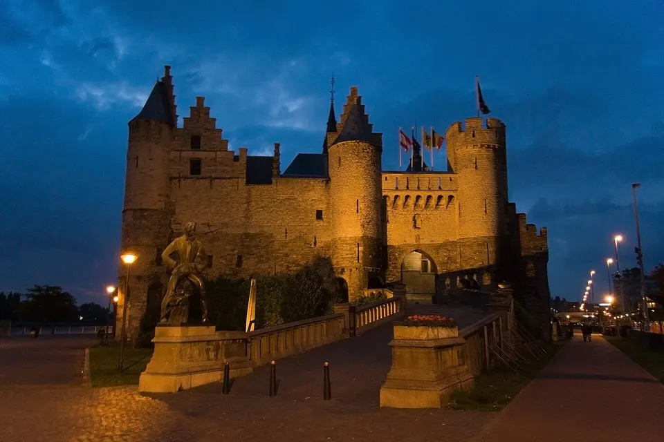 El castillo del Steen, la fortaleza medieval más antigua de Amberes, a orillas del río Escalda.
