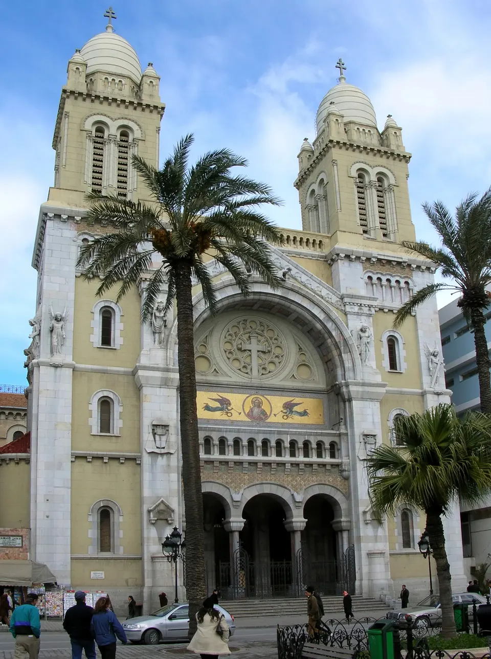 Fachada de estilo neorrománico y bizantino de la Catedral de San Vicente de Paúl.