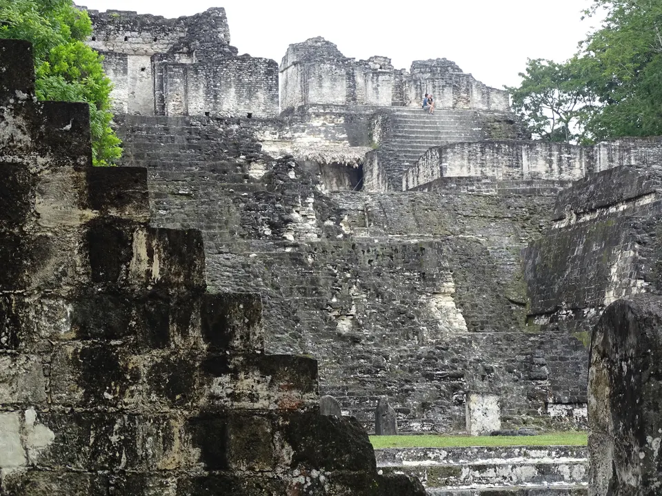 Estructuras ceremoniales escalonadas y mascarones monumentales de estuco en la Acrópolis del Norte de Tikal.
