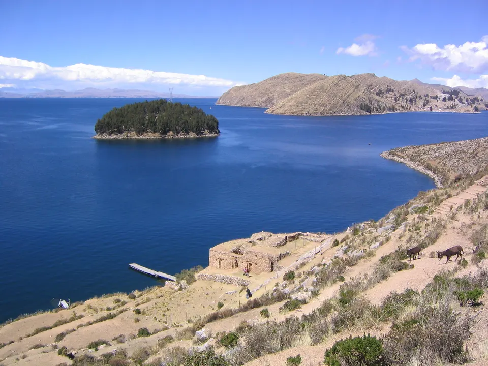 Aguas cristalinas y paisaje andino en la península hacia el estrecho de Yampupata.
