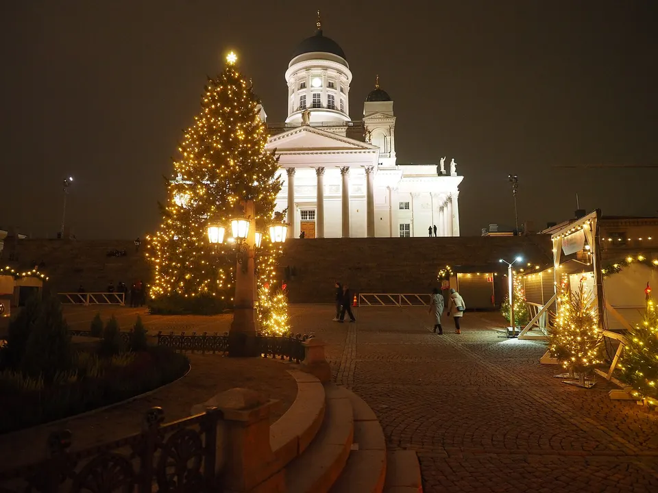 Fachada blanca y cúpulas verdes de la Catedral de Helsinki dominando la escalinata de la Plaza del Senado.