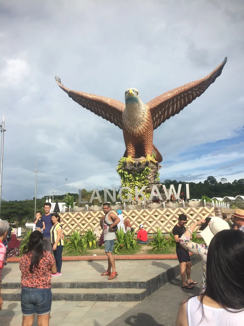 Monumento colosal del águila marina parda de 12 metros con las alas extendidas en la bahía de Kuah.