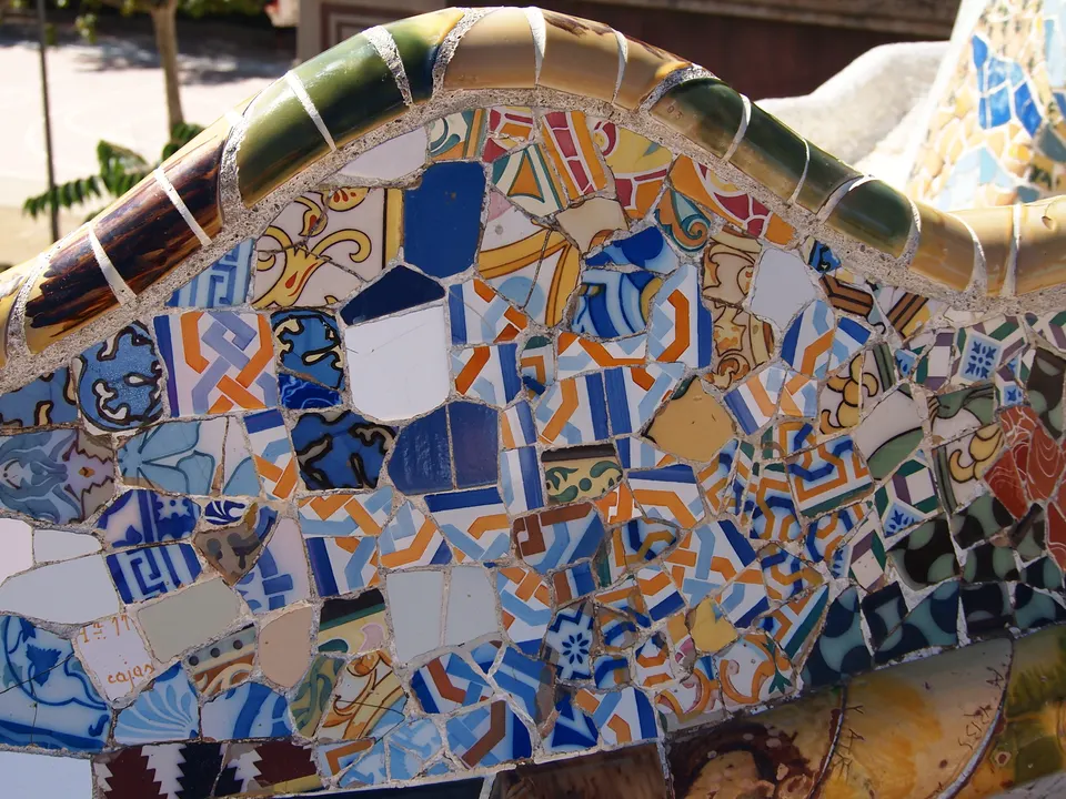 Terraza ondulada con banco de mosaicos de trencadís en el Park Güell de Gaudí.