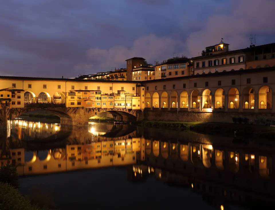 El Ponte Vecchio de Florencia al atardecer.
