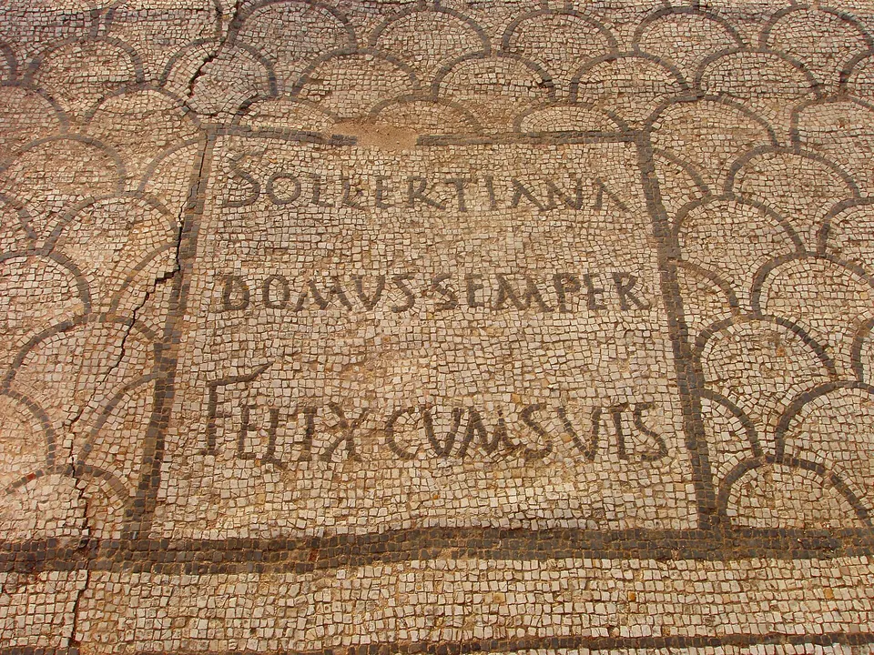 Mosaicos romanos de gran detalle y patio de villa romana en el Museo de El Jem.
