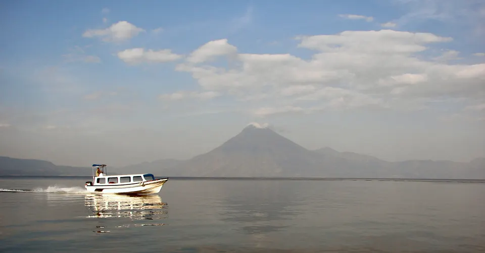 La imponente silueta cónica del Volcán San Pedro elevándose sobre la costa suroccidental de Atitlán.