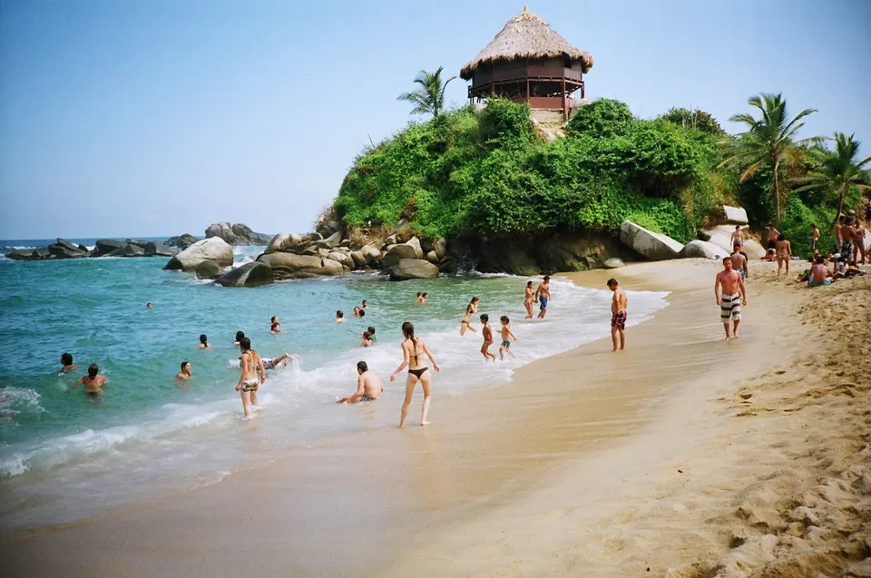 Playa paradisíaca de Cabo San Juan en el Parque Nacional Natural Tayrona, rodeada de tupida selva tropical y enormes cantos rodados