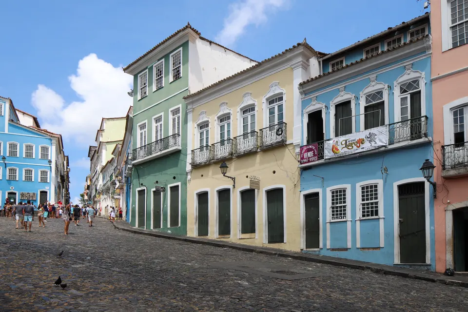 Casas coloniales multicolores en las empinadas calles empedradas del Largo do Pelourinho en Salvador de Bahía.