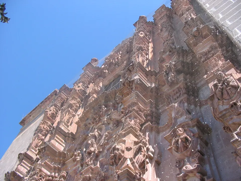 Fachada churrigueresca barroca de cantera labrada del Templo de San Francisco.