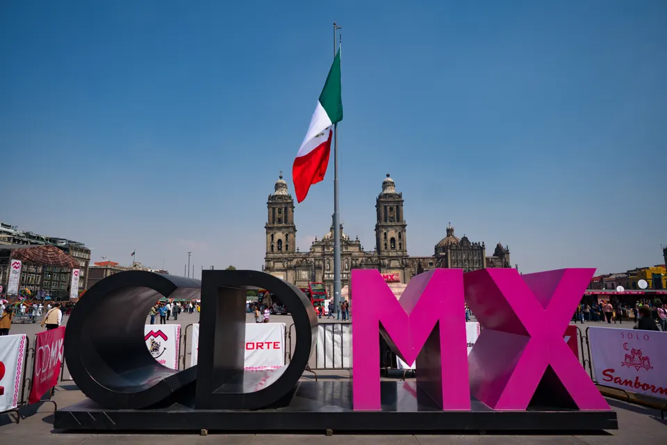 Letras "CDMX" (Ciudad de México), ubicadas en el zócalo y al fondo la catedral metropolitana de la Ciudad de México en ciudad-de-mexico