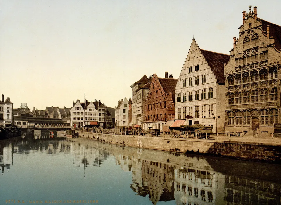 Fachadas de las casas gremiales del muelle de Graslei, en el centro histórico de Gante.