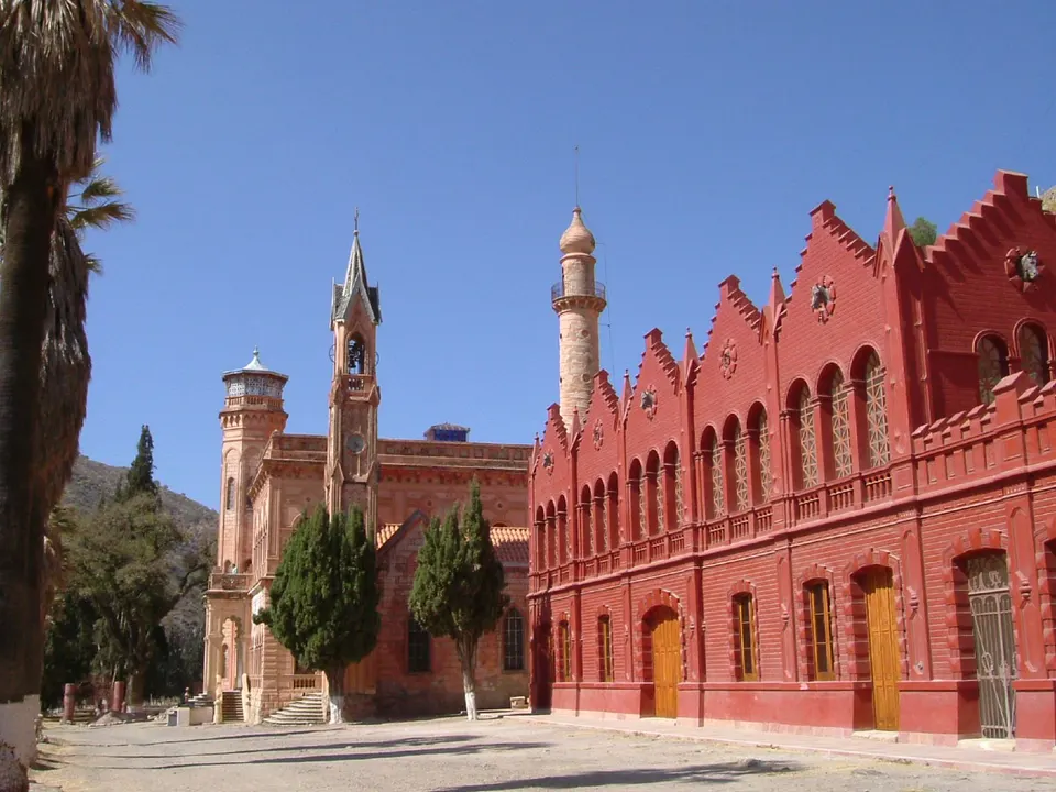 Arquitectura ecléctica y torres de fantasía del Castillo de la Glorieta en Sucre.