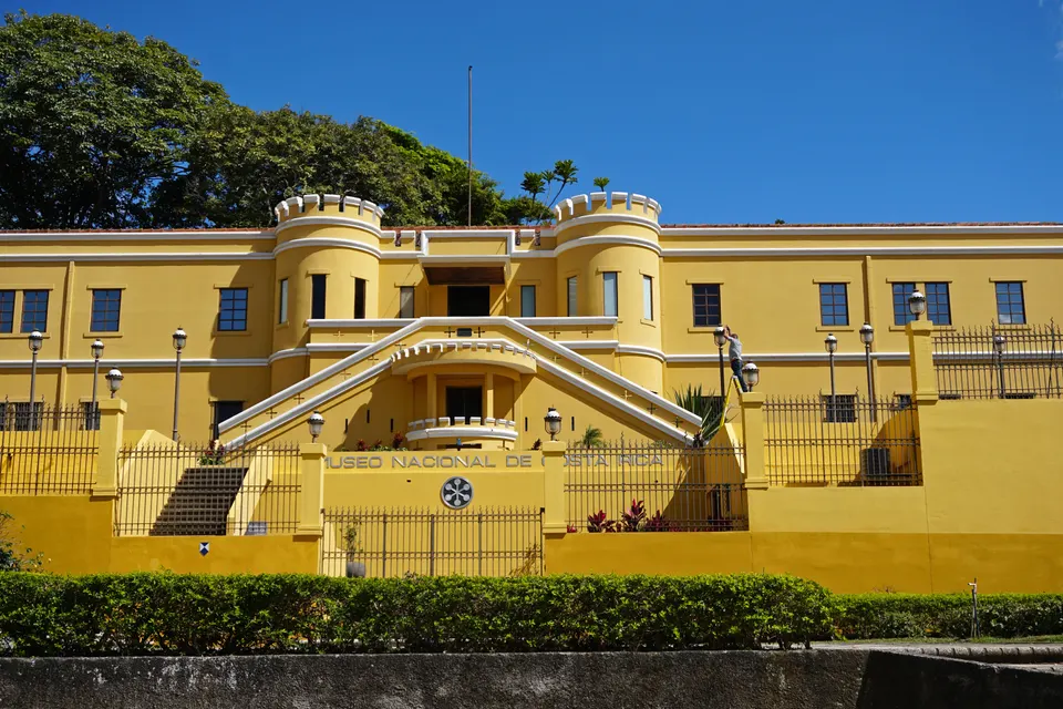 Fachada oeste del Museo Nacional de Costa Rica, antiguo Cuartel Bellavista, San José. en san-jose