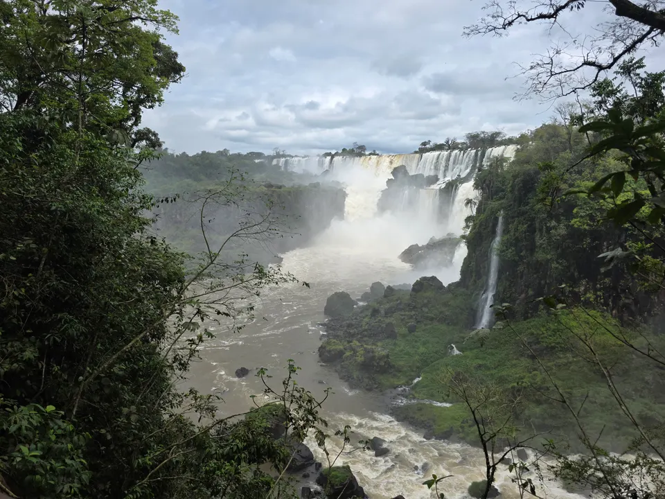 Vista panorámica de las majestuosas Cataratas del Iguazú desde las pasarelas del lado argentino.