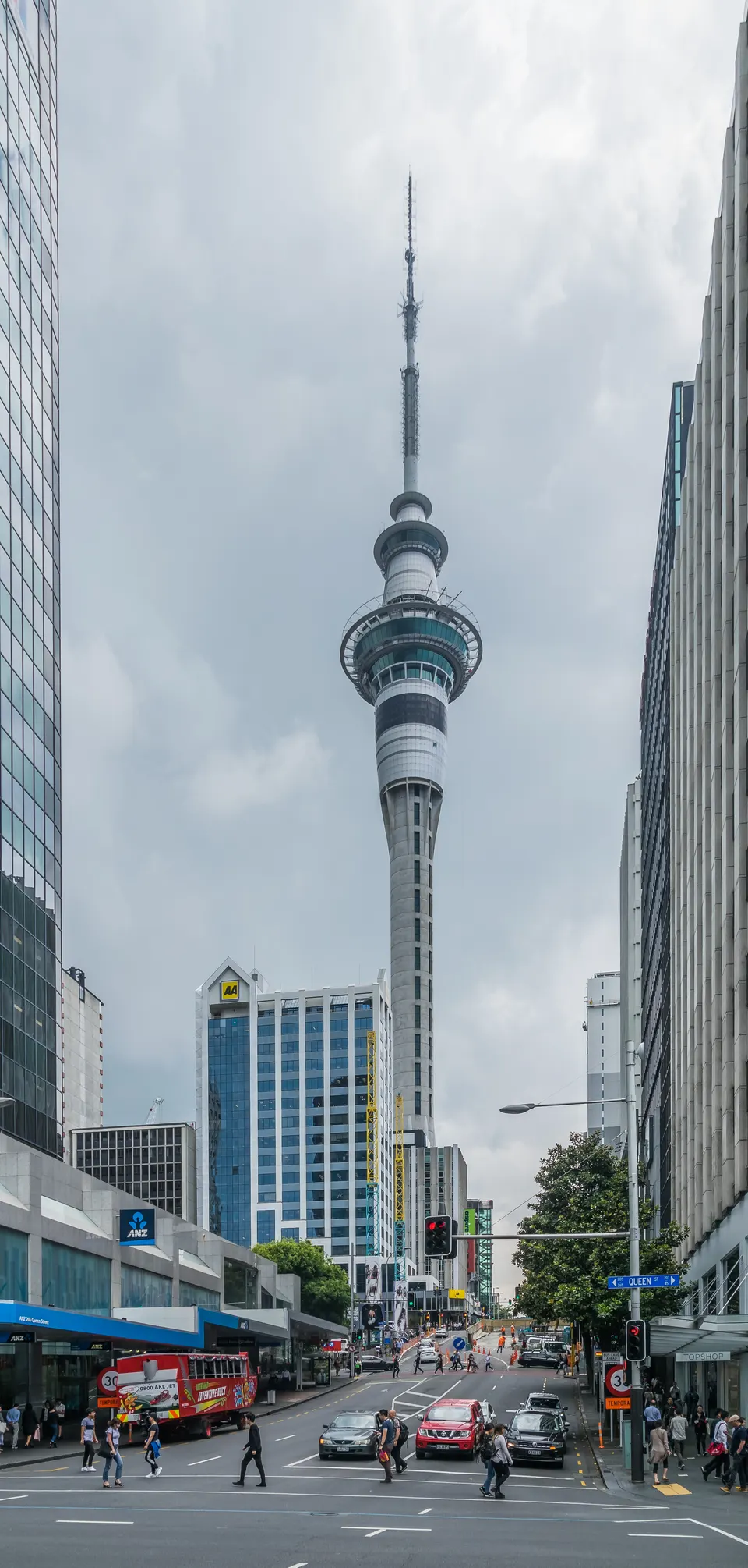 La emblemática aguja de la Sky Tower de Auckland alzándose más de 320 metros sobre el distrito financiero.