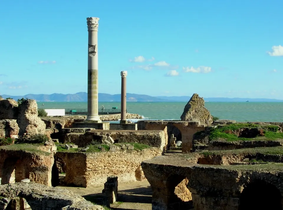 Monumental columna reconstruida de las Termas de Antonino frente a la costa de Cartago.