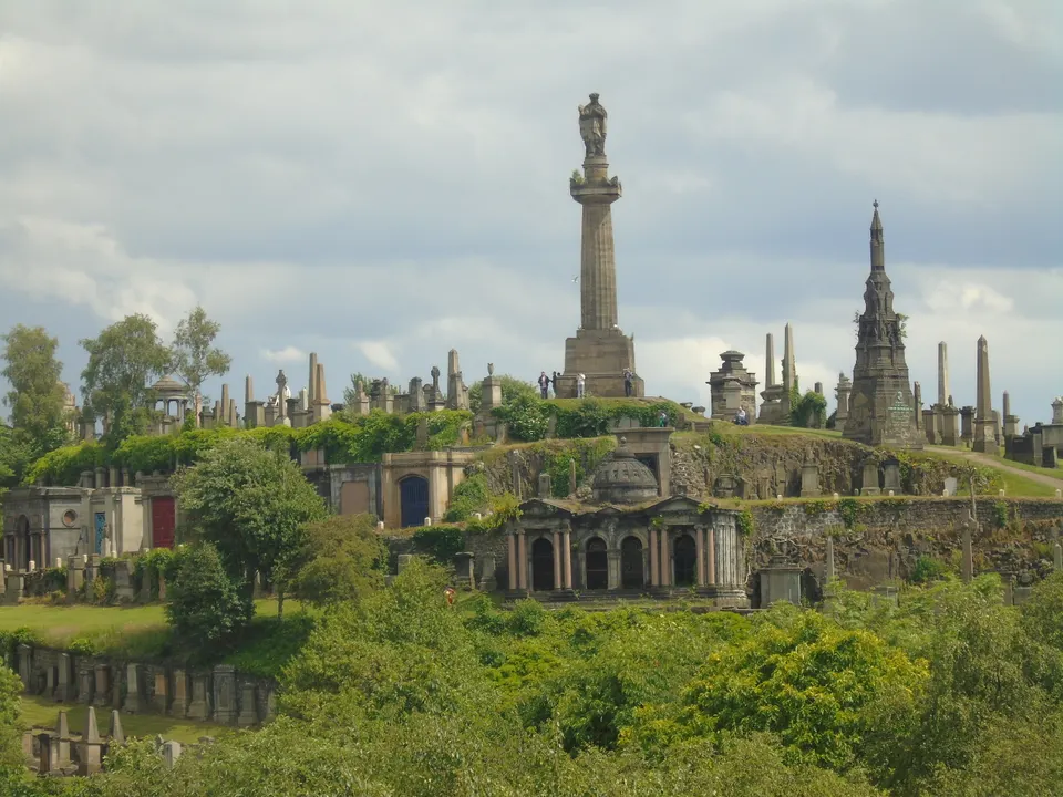 El Necrópolis de Glasgow, cementerio victoriano sobre una colina junto a la Catedral.