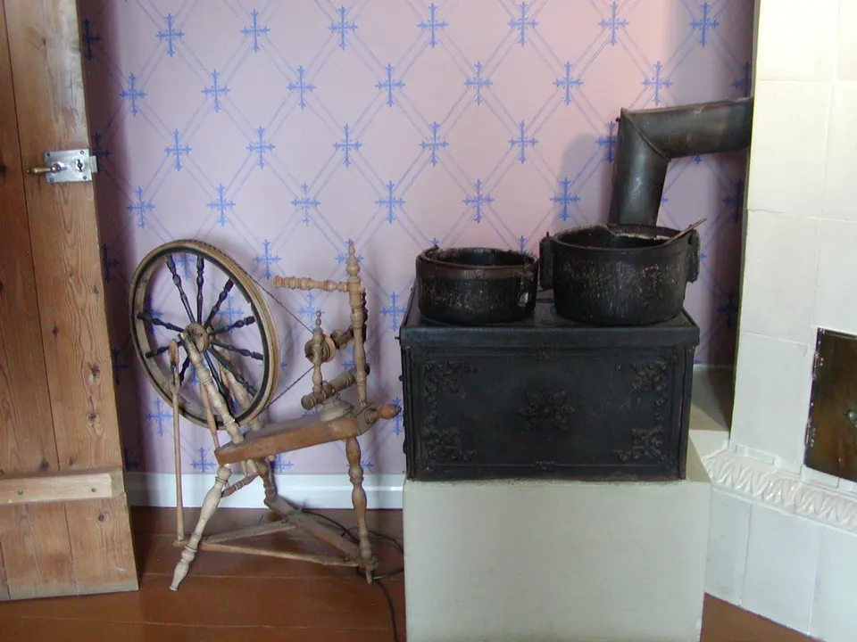 Residencia señorial neoclásica de madera amarilla donde vivió el poeta nacional Johan Ludvig Runeberg.