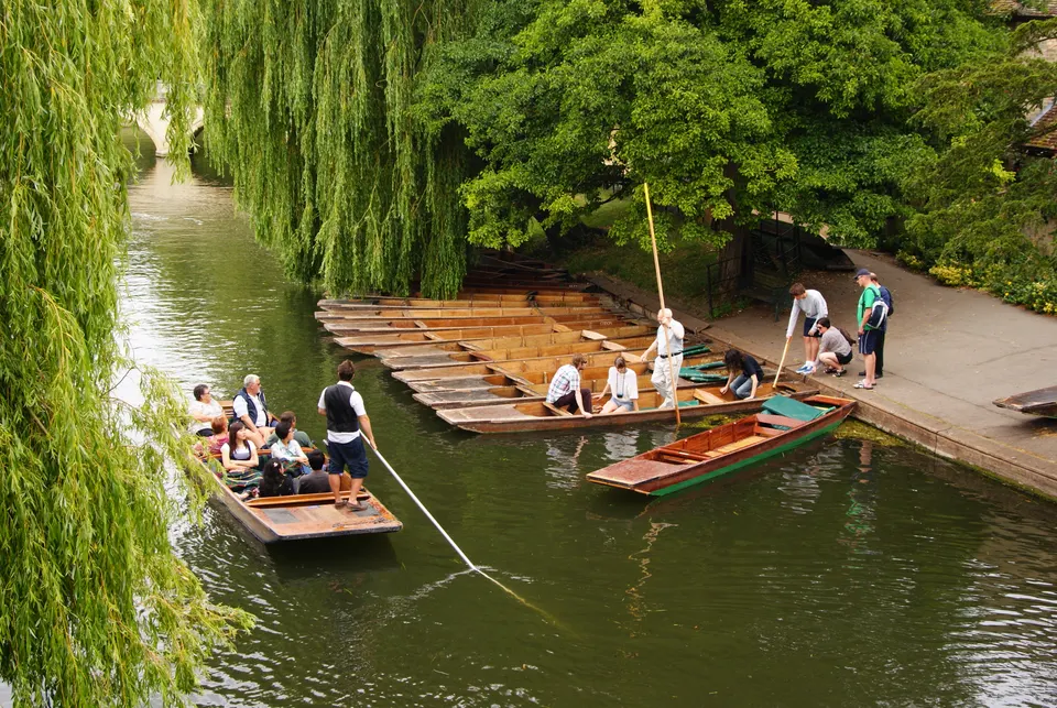 Punting (paseo en batea) sobre el río Cam, Cambridge.
