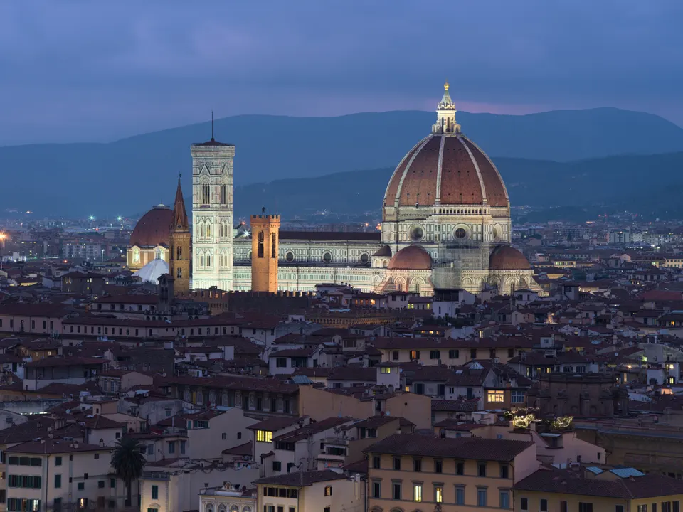 El Duomo de Florencia visto de noche desde el Piazzale Michelangelo.