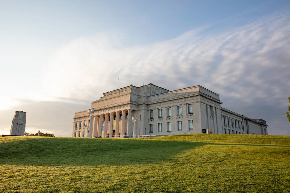 Fachada neoclásica del Museo Memorial de Guerra de Auckland en lo alto del parque Auckland Domain.