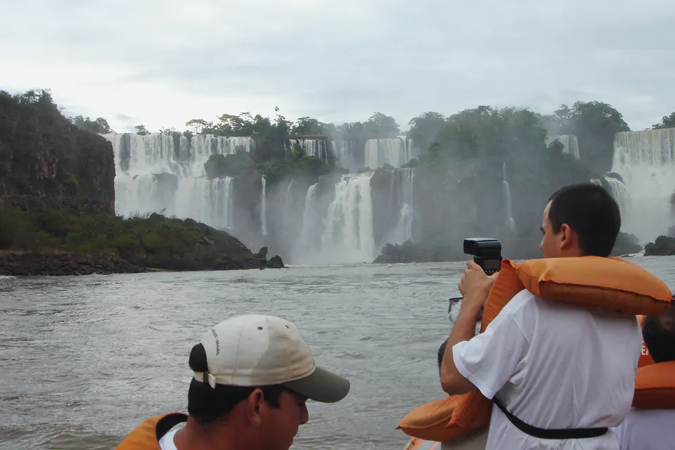 Embarcación semirrígida navegando por el cañón del río Iguazú hacia la base de las cascadas.