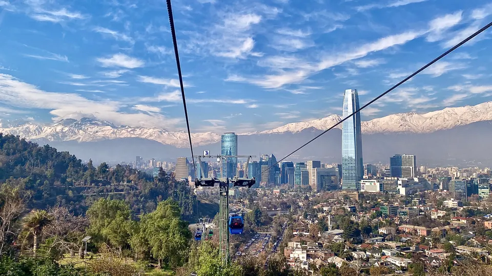 Horizonte contemporáneo de Santiago de Chile coronado por los picos nevados de la Cordillera de los Andes.