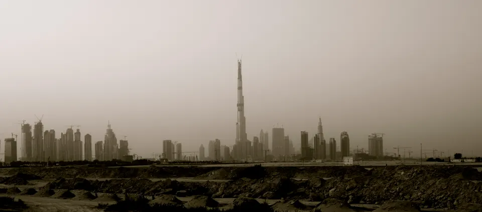 Rascacielos colosal Burj Khalifa alzándose sobre el moderno skyline y fuentes de Dubái, Emiratos Árabes Unidos.
