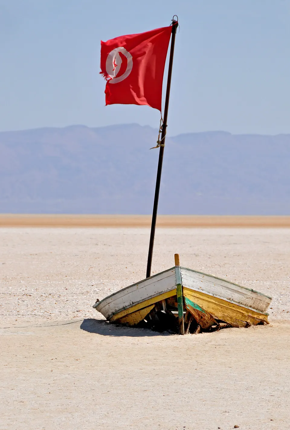 Inmensa costra de sal brillante y horizonte desértico en el lago salino Chott el Djerid.