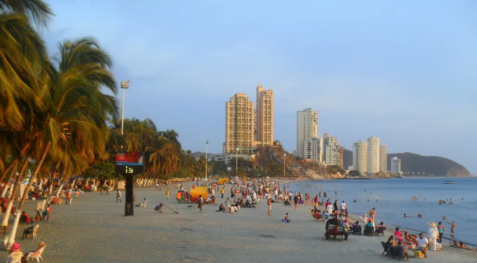 Playa de El Rodadero con sus edificios residenciales y bañistas disfrutando del mar Caribe